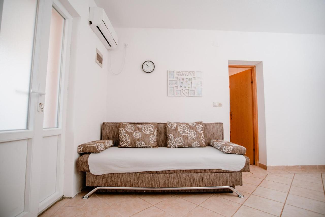 Apartmens Leona Apartment Karlobag Exterior photo